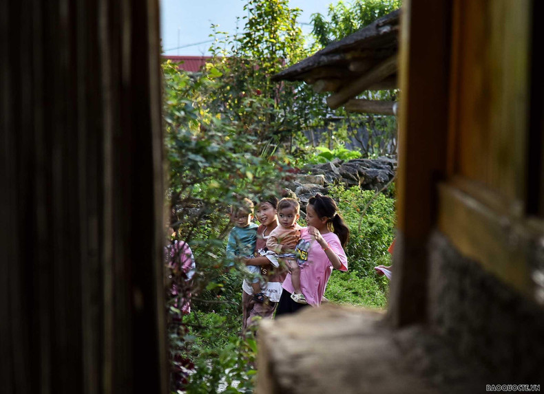 Niños al atardecer en el pueblo ecoturístico de Si Thau Chai. (Fotografía: baoquocte.vn) Niños al atardecer en el pueblo ecoturístico de Si Thau Chai. (Fotografía: baoquocte.vn)