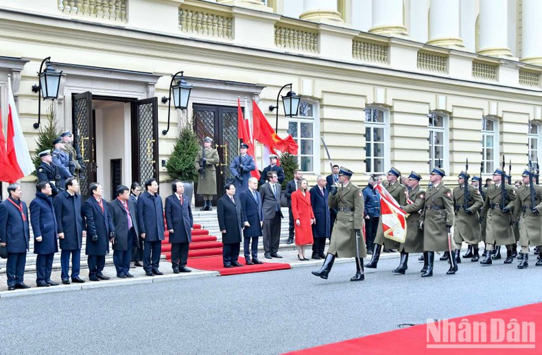 La Guardia de Honor del Ejército Polaco marcha por el área de la ceremonia. La Guardia de Honor del Ejército Polaco marcha por el área de la ceremonia.