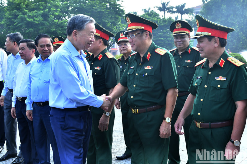 To Lam, quien también es secretario del Comité partidista de la Comisión Militar Central, y los delegados. To Lam, quien también es secretario del Comité partidista de la Comisión Militar Central, y los delegados.