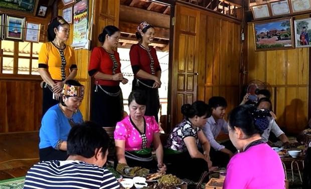 Pobladores de la aldea de Xieng, comuna de Mon Son, distrito de Con Cuong, provincia de Nghe An, restauran el tejido de brocado tradicional para diversificar los productos turísticos. (Fotografía: VNA)