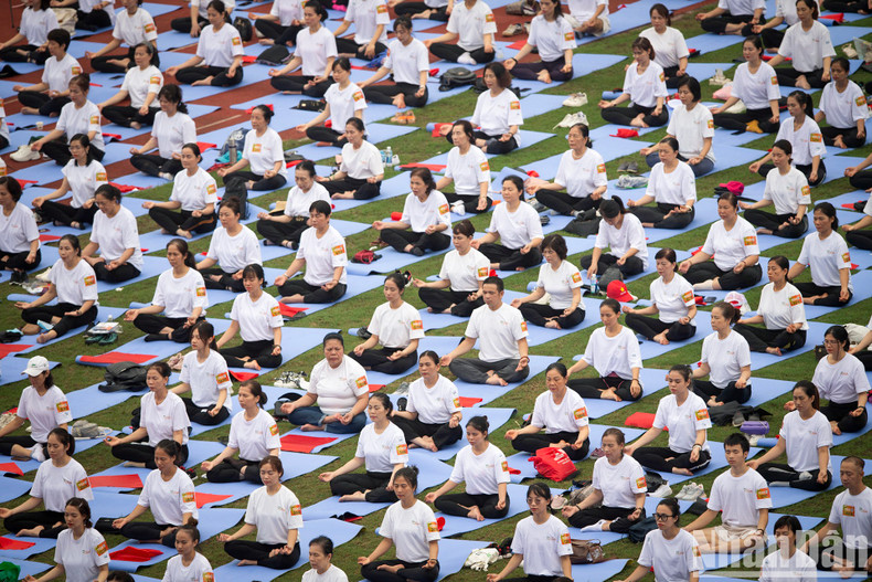 Nutrida participación en actuación de Yoga en Hanói ảnh 2 Nutrida participación en actuación de Yoga en Hanói ảnh 2