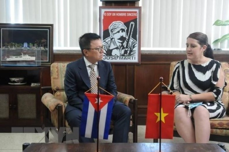 Le Quoc Minh sostiene conversaciones con Yailin Orta Rivera, directora del diario Granma. (Foto: Mai Phuong/VNA) Le Quoc Minh sostiene conversaciones con Yailin Orta Rivera, directora del diario Granma. (Foto: Mai Phuong/VNA)