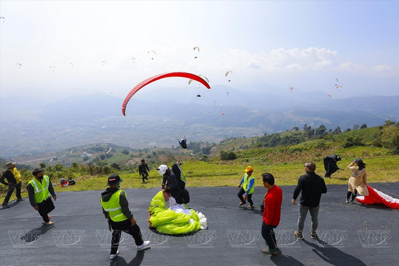 Todos los pilotos participantes en el Torneo partirán continuamente durante unos 30 minutos y se dirigirán hacia el primer destino en el cielo como se especifica en las reglas de la competición. (Foto: Revista Vietnam)