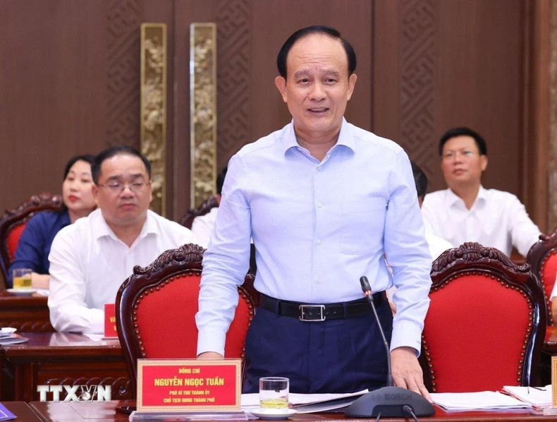 Nguyen Ngoc Tuan, vicesecretario del Comité partidista y presidente del Consejo Popular de Hanói, presenta un informe.