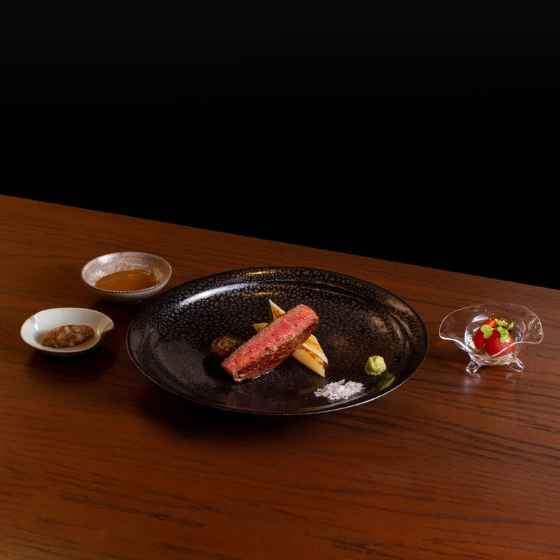 El restaurante Hibana by Koki, ubicado dentro del hotel Capella Hanoi, fue galardonado con una estrella Michelin por segundo año consecutivo. El restaurante Hibana by Koki, ubicado dentro del hotel Capella Hanoi, fue galardonado con una estrella Michelin por segundo año consecutivo.