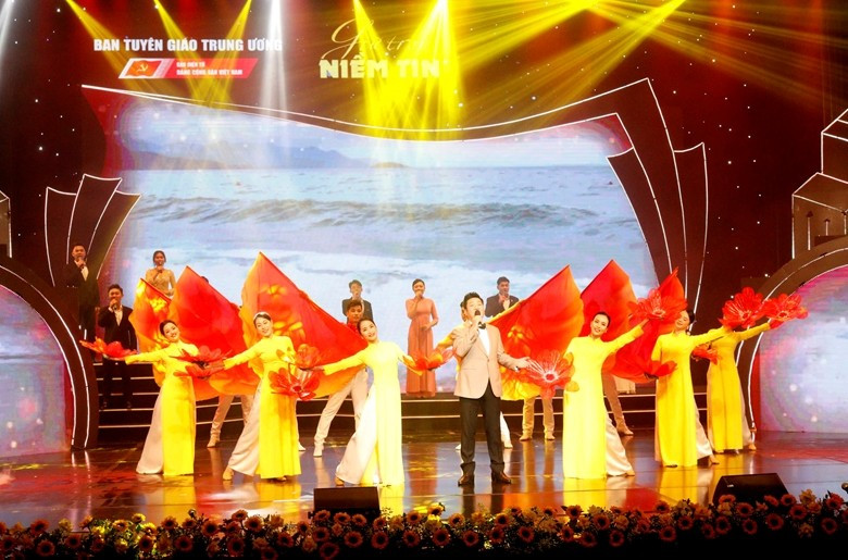 Actuación artística en el programa. (Fotografía: VNA)