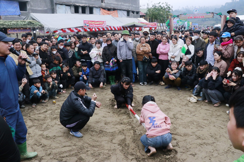 Mediante la organización de festivales tradicionales, se atrae a los turistas a descubrir y vivir experiencias. (Foto: VNA) Mediante la organización de festivales tradicionales, se atrae a los turistas a descubrir y vivir experiencias. (Foto: VNA)