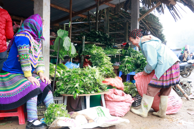 Los productos agrícolas de los habitantes locales se venden a los turistas durante los festivales. (Foto: VNA) Los productos agrícolas de los habitantes locales se venden a los turistas durante los festivales. (Foto: VNA)