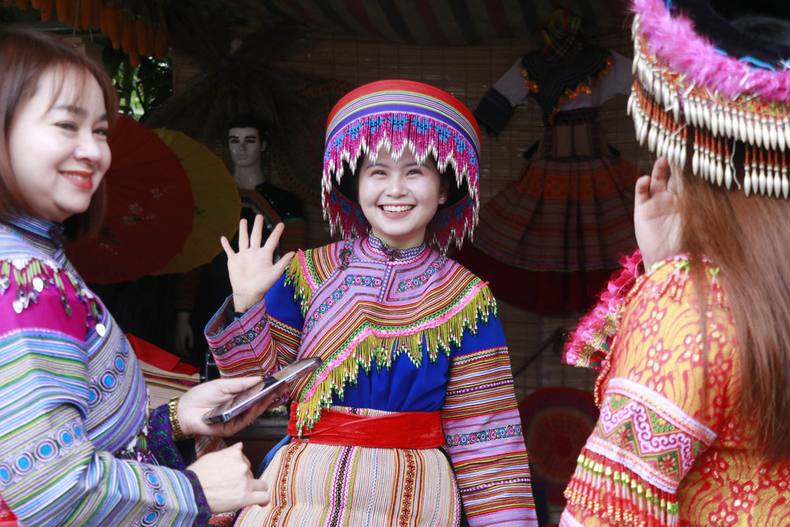 La vestimenta de la etnia Mong es muy apreciada por los turistas. (Foto: VNA) La vestimenta de la etnia Mong es muy apreciada por los turistas. (Foto: VNA)