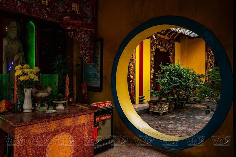 En los lados izquierdo y derecho se encuentran áreas llamadas Dong lang y Tay lang (corredor al Este y Oeste, respectivamente) que sirven como lugar para recibir invitados cuando las personas vienen a adorar. (Foto: VNA)