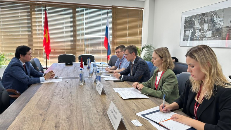 Acto de firma de acuerdo de cooperación entre el Instituto de Estudios Europeos de la Academia de Ciencias Sociales de Vietnam y la Universidad Federal del Lejano Oriente. Acto de firma de acuerdo de cooperación entre el Instituto de Estudios Europeos de la Academia de Ciencias Sociales de Vietnam y la Universidad Federal del Lejano Oriente.