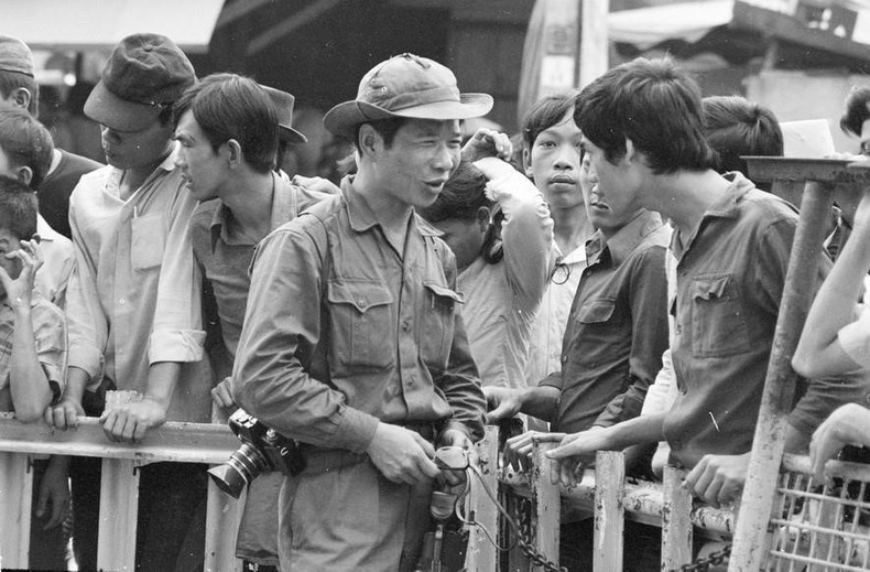 El periodista Dinh Quang Thanh de la VNA entrevistando y recopilando información de los ciudadanos de Saigón en el día de la liberación, 30 de abril de 1975. Foto: VNA