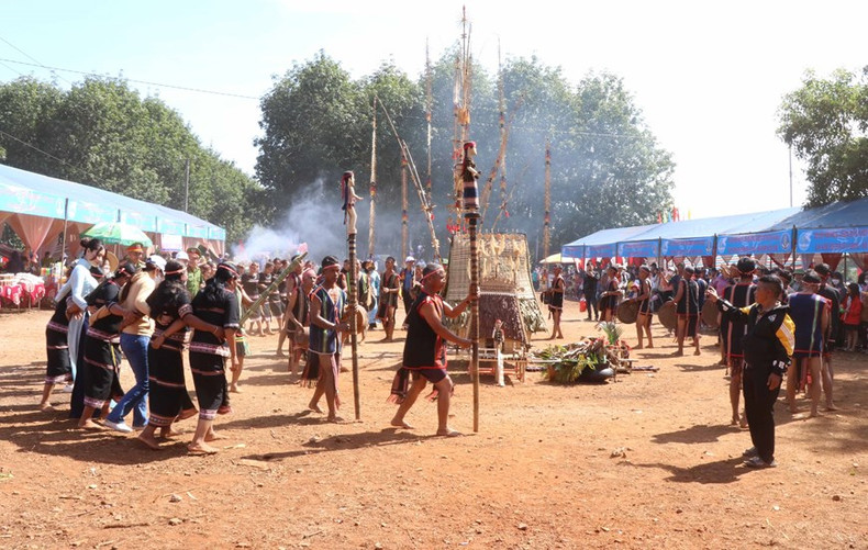 Las actuaciones de gongs representan la conexión comunitaria y solidaridad. (Fotografía: VNA) Las actuaciones de gongs representan la conexión comunitaria y solidaridad. (Fotografía: VNA)