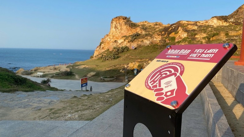 Placa con chip está instalada en el paisaje escénico de Eo Gio, en Binh Dinh.