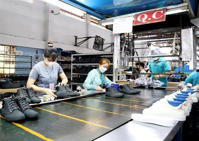 Trabajadores trabajan en la fábrica de zapatos Gia Dinh en la ciudad de Thu Duc, Ho Chi Minh. (Foto: VNA)
