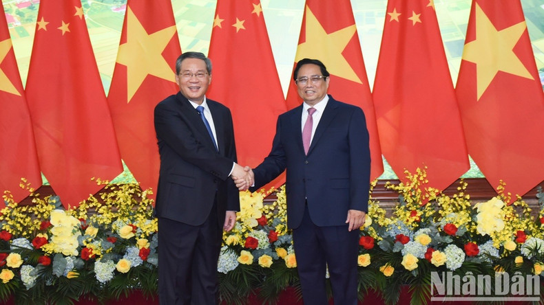 El primer ministro Pham Minh Chinh y su homólogo chino Li Qiang.