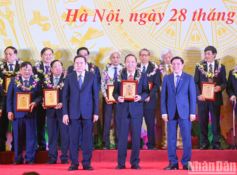 El presidente de la AN, Tran Thanh Man, y el secretario general y presidente de la Oficina del órgano legislativo, Bui Van Cuong, entregan logotipos y flores a destacados intelectuales del sector científico y tecnológico en 2024. El presidente de la AN, Tran Thanh Man, y el secretario general y presidente de la Oficina del órgano legislativo, Bui Van Cuong, entregan logotipos y flores a destacados intelectuales del sector científico y tecnológico en 2024.