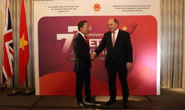El embajador de Vietnam en Londres, Nguyen Hoang Long (izquierda), recibe al secretario de Estado de Defensa del Reino Unido, Ben Wallce. (Fotografía: VNA)