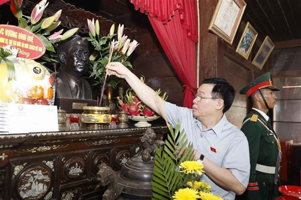 El presidente de la Asamblea Nacional de Vietnam, coloca incienso en la zona conmemorativa al extinto secretario general del Partido Comunista de Vietnam, Le Duan. (Foto: VNA) El presidente de la Asamblea Nacional de Vietnam, coloca incienso en la zona conmemorativa al extinto secretario general del Partido Comunista de Vietnam, Le Duan. (Foto: VNA)