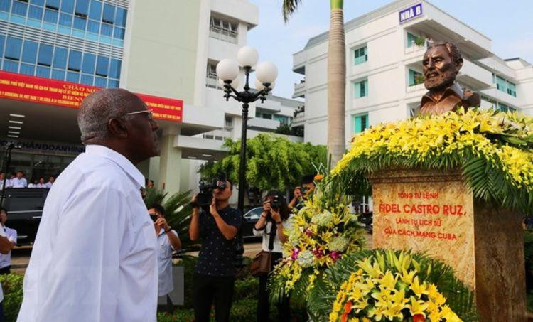 El vicepresidente cubano Salvado Valdés Mesa deposita una ofrenda floral ante el busto del líder cubano Fidel Castro en el Hospital Vietnam-Cuba en Dong Hoi, en la central provincia de Quang Binh, el 14 de septiembre de 2018. (Fotografía: VNA) El vicepresidente cubano Salvado Valdés Mesa deposita una ofrenda floral ante el busto del líder cubano Fidel Castro en el Hospital Vietnam-Cuba en Dong Hoi, en la central provincia de Quang Binh, el 14 de septiembre de 2018. (Fotografía: VNA)