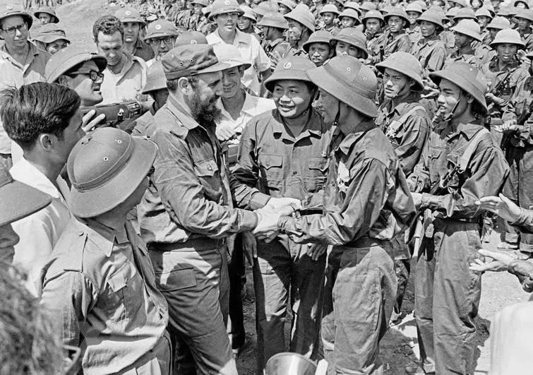 El entonces primer ministro vietnamita Pham Van Dong y el primer secretario del Comité Central del Partido Comunista y primer ministro del gobierno revolucionario de Cuba, Fidel Castro, se toman foto con los Héroes del Ejército de Liberación de Vietnam del Sur en septiembre de 1973. (Fotografía: VNA) El entonces primer ministro vietnamita Pham Van Dong y el primer secretario del Comité Central del Partido Comunista y primer ministro del gobierno revolucionario de Cuba, Fidel Castro, se toman foto con los Héroes del Ejército de Liberación de Vietnam del Sur en septiembre de 1973. (Fotografía: VNA)