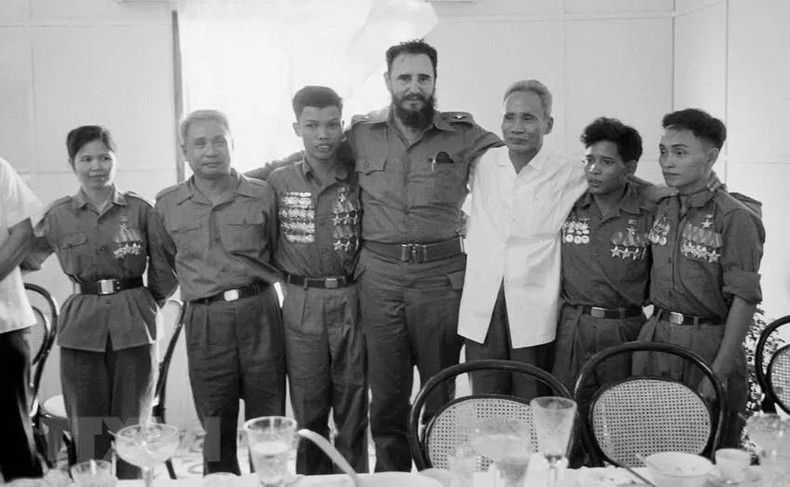 Los soldados de la brigada vietnamita Khe Sanh, del Ejército de Liberación de Tri Thien-Hue, saludan a Fidel Castro, primer secretario del Comité Central del Partido Comunista y primer ministro del gobierno revolucionario de Cuba, en su visita a la zona liberada de Vietnam del Sur en la provincia de Quang Tri. (Fotografía: VNA) Los soldados de la brigada vietnamita Khe Sanh, del Ejército de Liberación de Tri Thien-Hue, saludan a Fidel Castro, primer secretario del Comité Central del Partido Comunista y primer ministro del gobierno revolucionario de Cuba, en su visita a la zona liberada de Vietnam del Sur en la provincia de Quang Tri. (Fotografía: VNA)