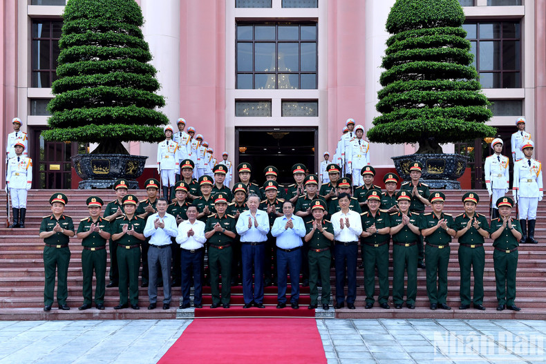 El secretario general del PCV y presidente del país, To Lam, el primer Pham Minh Chinh y otros líderes y delegados del Partido y del Estado en la conferencia. El secretario general del PCV y presidente del país, To Lam, el primer Pham Minh Chinh y otros líderes y delegados del Partido y del Estado en la conferencia.