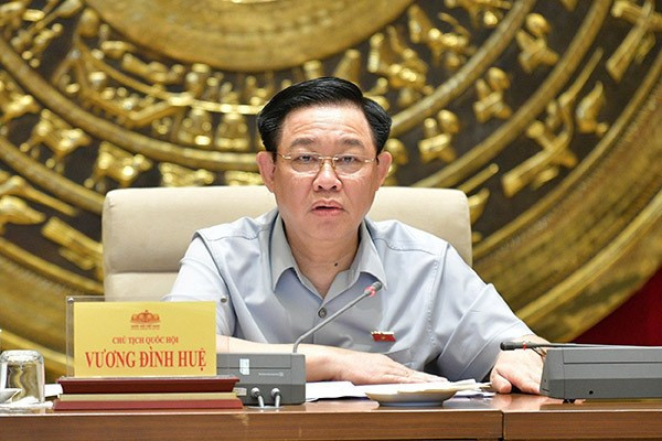 El presidente de la Asamblea Nacional, Vuong Dinh Hue, habla en el evento. (Foto: VNA)