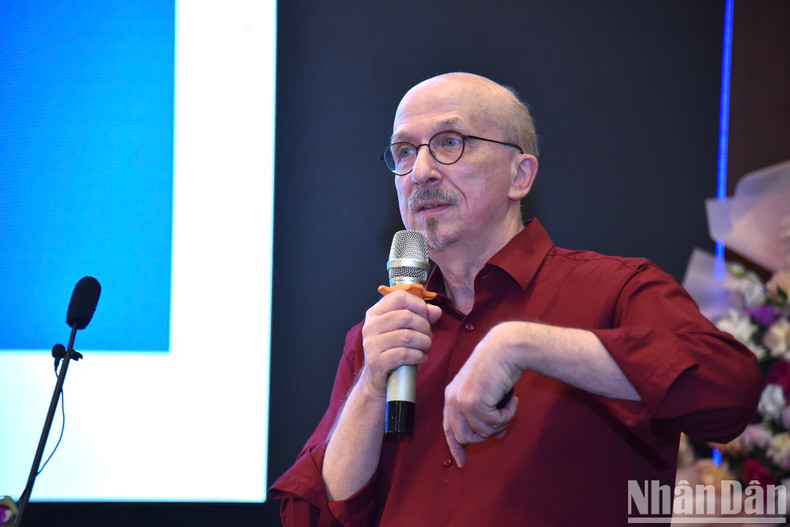 El profesor y doctor Detlef Werner Briesende, de la Universidad de Giesen de Alemania habla sobre los medios impresos en Alemania y la transformación digital.