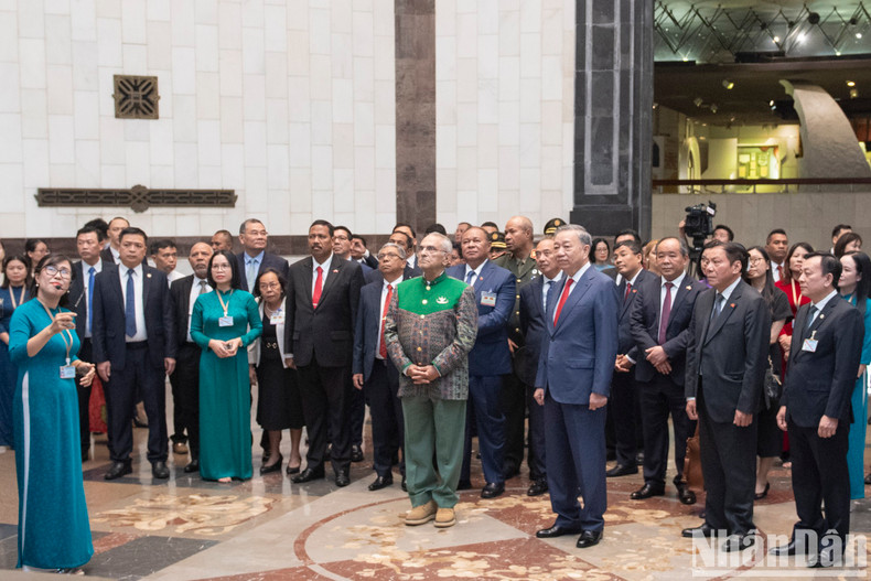 To Lam y José Ramos-Horta escuchan sobre la vida revolucionaria del Presidente Ho Chi Minh.