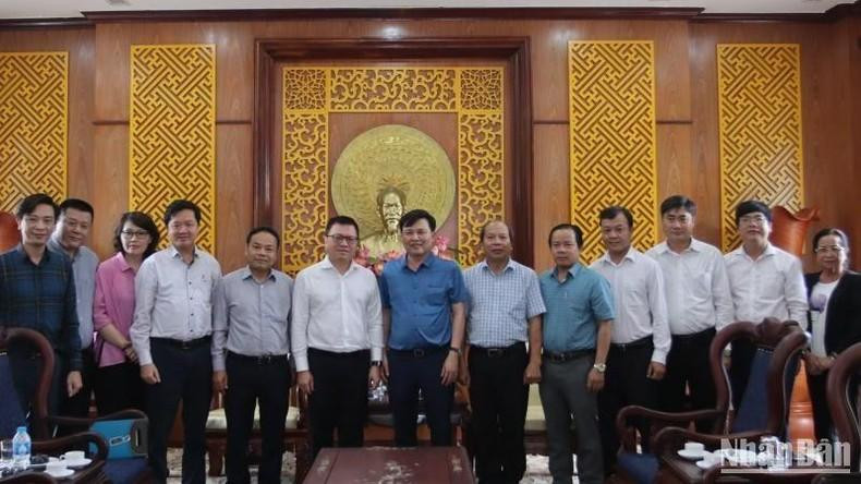 Representantes de Nhan Dan y del Gobierno de Long An en el encuentro. Representantes de Nhan Dan y del Gobierno de Long An en el encuentro.