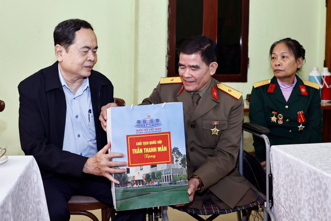 El presidente de la Asamblea Nacional de Vietnam, Tran Thanh Man, visita el inválido de guerra Nguyen Trong Hung en la ciudad de Yen Bai. (Foto: VNA) El presidente de la Asamblea Nacional de Vietnam, Tran Thanh Man, visita el inválido de guerra Nguyen Trong Hung en la ciudad de Yen Bai. (Foto: VNA)