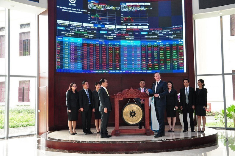 En la mañana del 30 de julio de 2015, el primer ministro británico, David Cameron, visitó la Bolsa de Valores de Ciudad Ho Chi Minh. La visita David Cameron a Vietnam (julio de 2015) continúa afirmando la importancia de Vietnam en la política exterior de Reino Unido, además de demostrar el potencial de la asociación estratégica bilateral. (Foto: VNA) En la mañana del 30 de julio de 2015, el primer ministro británico, David Cameron, visitó la Bolsa de Valores de Ciudad Ho Chi Minh. La visita David Cameron a Vietnam (julio de 2015) continúa afirmando la importancia de Vietnam en la política exterior de Reino Unido, además de demostrar el potencial de la asociación estratégica bilateral. (Foto: VNA)
