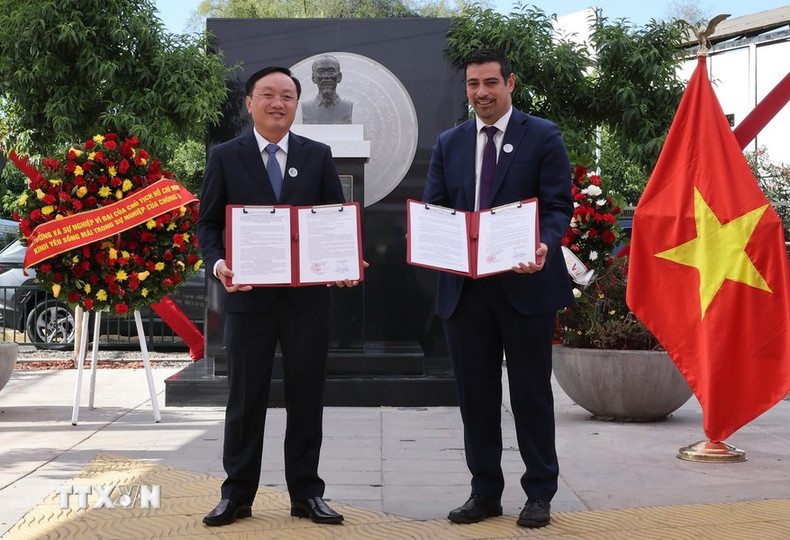 Representantes del distrito de Nam Dan, de la central provincia vietnamita de Nghe An y del distrito de Cerro Navia intercambian el documento de cooperación. (Foto: VNA) Representantes del distrito de Nam Dan, de la central provincia vietnamita de Nghe An y del distrito de Cerro Navia intercambian el documento de cooperación. (Foto: VNA)