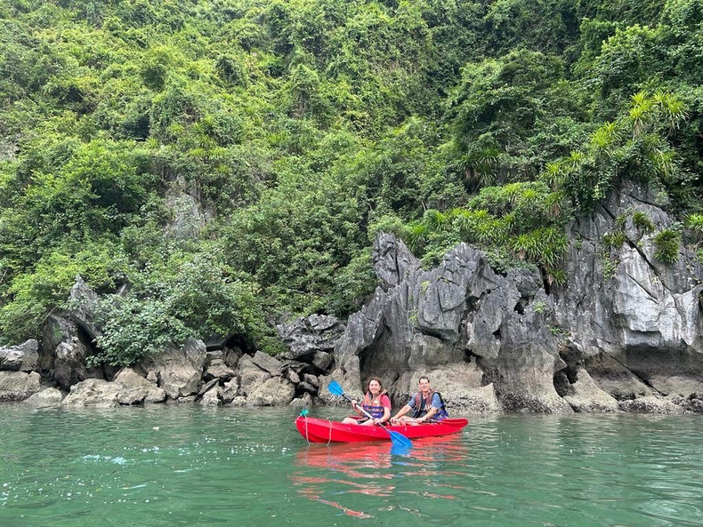 La sensación de estar inmerso en la naturaleza, junto con la belleza misteriosa de las cuevas, las islas vírgenes y las aldeas apacibles de pescadores hacen que la jornada en kayak sea un placer total. La sensación de estar inmerso en la naturaleza, junto con la belleza misteriosa de las cuevas, las islas vírgenes y las aldeas apacibles de pescadores hacen que la jornada en kayak sea un placer total.