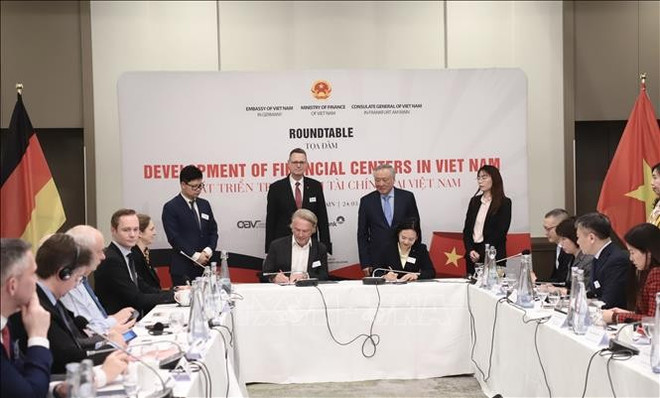 El viceprimer ministro permanente vietnamita Nguyen Hoa Binh y representantes empresariales alemanes presenciaron la ceremonia de firma de un Memorando de Entendimiento entre la Asociación de Jóvenes Empresarios Vietnamitas en Europa y la Asociación Alemana de Pequeñas y Medianas Empresas. (Foto: VNA) El viceprimer ministro permanente vietnamita Nguyen Hoa Binh y representantes empresariales alemanes presenciaron la ceremonia de firma de un Memorando de Entendimiento entre la Asociación de Jóvenes Empresarios Vietnamitas en Europa y la Asociación Alemana de Pequeñas y Medianas Empresas. (Foto: VNA)