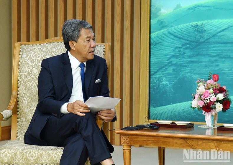 El ministro de Defensa de Malasia, Dato' Seri Utama Haji Mohamad Bin Haji Hasan, habla en la reunión. El ministro de Defensa de Malasia, Dato' Seri Utama Haji Mohamad Bin Haji Hasan, habla en la reunión.