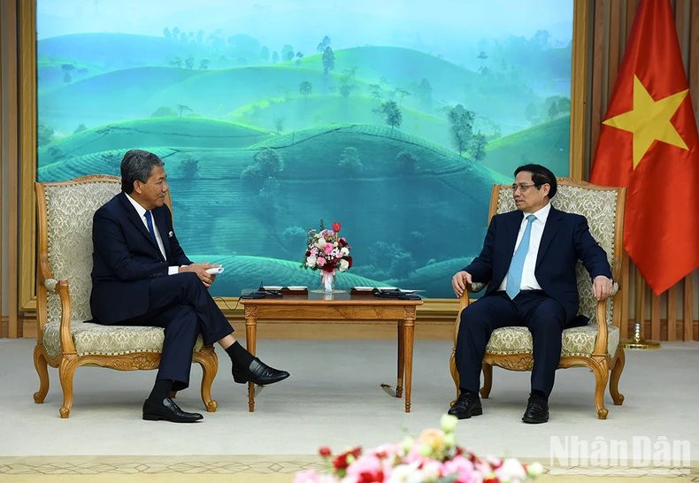 El primer ministro de Vietnam, Pham Minh Chinh, recibe al ministro de Defensa de Malasia, Dato' Seri Utama Haji Mohamad Bin Haji Hasan. El primer ministro de Vietnam, Pham Minh Chinh, recibe al ministro de Defensa de Malasia, Dato' Seri Utama Haji Mohamad Bin Haji Hasan.