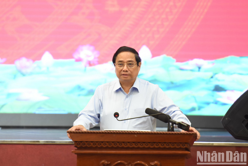 El primer ministro Pham Minh Chinh pronuncia el discurso de clausura. El primer ministro Pham Minh Chinh pronuncia el discurso de clausura.