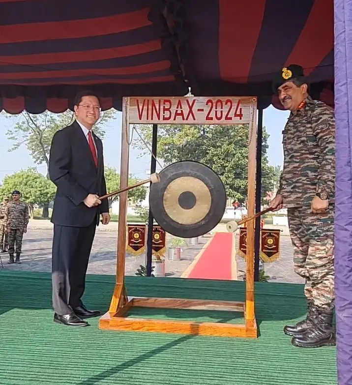 El embajador de Vietnam en India, Nguyen Thanh Hai (izquierda), y teniente general Rajesh Pushkar en el evento. (Foto: VNA) El embajador de Vietnam en India, Nguyen Thanh Hai (izquierda), y teniente general Rajesh Pushkar en el evento. (Foto: VNA)