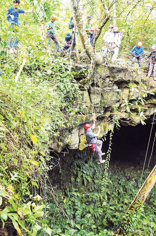 Los expertos y científicos deben usar escaleras de cuerda y equipos de exploración para descender a la cueva. Los expertos y científicos deben usar escaleras de cuerda y equipos de exploración para descender a la cueva.