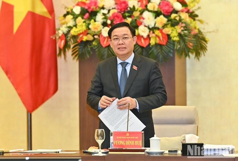 El presidente de la AN, Vuong Dinh Hue, pronuncia un discurso para concluir la reunión. El presidente de la AN, Vuong Dinh Hue, pronuncia un discurso para concluir la reunión.