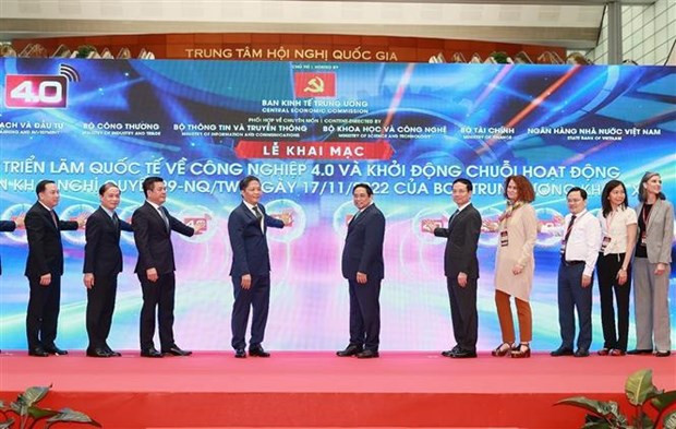 El primer ministro de Vietnam, Pham Minh Chinh, asiste a la Exposición Internacional sobre la Cuarta Revolución Industrial y una ceremonia para lanzar actividades de implementación de la Resolución del Partido sobre la promoción de la industrialización y modernación del país. (Foto: VNA)