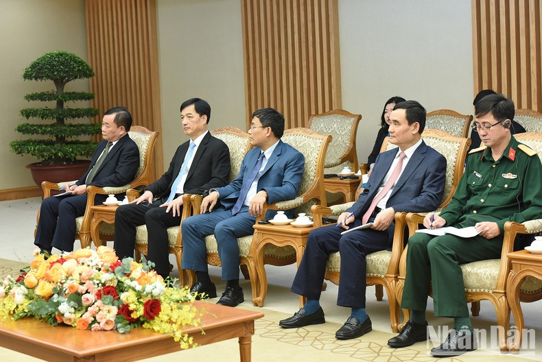 Representantes de los ministerios, departamentos y sectores del gobierno vietnamita en la reunión.