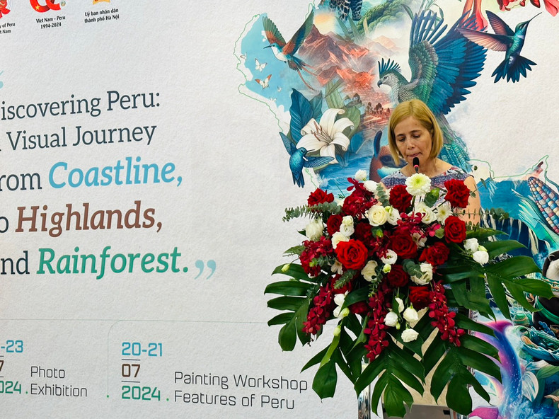 La embajadora de Perú en Hanói, Patricia Yolanda Raez, pronuncia el discurso inaugural. La embajadora de Perú en Hanói, Patricia Yolanda Raez, pronuncia el discurso inaugural.