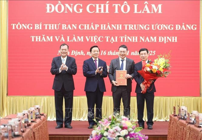 El viceprimer ministro Tran Hong Ha entrega la decisión de establecer el Parque Industrial de Ninh Co en Nam Dinh. (Foto: VNA)