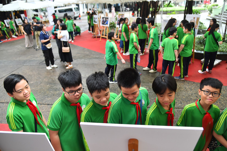 Estudiantes de la escuela secundaria Nguyen Tri Phuong en la exposición. Estudiantes de la escuela secundaria Nguyen Tri Phuong en la exposición.