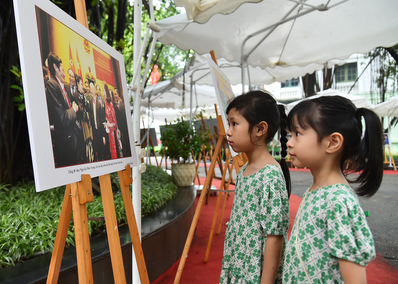 Muchos niños fueron traídos a la exposición por sus padres. Muchos niños fueron traídos a la exposición por sus padres.