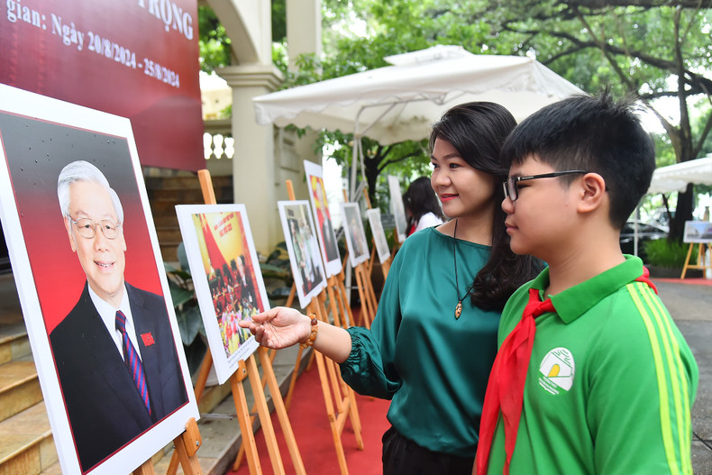 Los profesores y alumnos de la escuela secundaria Nguyen Tri Phuong, en el distrito de Ba Dinh, en Hanói, quedan conmovidos por las imágenes del difunto secretario general, Nguyen Phu Trong en la exposición. Los profesores y alumnos de la escuela secundaria Nguyen Tri Phuong, en el distrito de Ba Dinh, en Hanói, quedan conmovidos por las imágenes del difunto secretario general, Nguyen Phu Trong en la exposición.