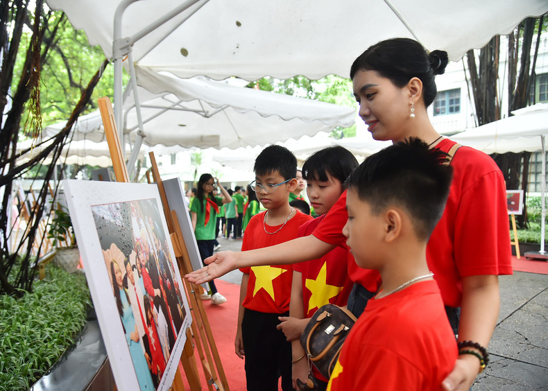 Mucha gente admira la vida y obra de Nguyen Phu Trong en distintos periodos y campos a través de fotos. Mucha gente admira la vida y obra de Nguyen Phu Trong en distintos periodos y campos a través de fotos.